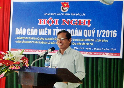 Đồng chí Nguyễn Cảnh - Phó Trưởng Ban Tuyên giáo Tỉnh ủy báo cáo chuyên đề tại Hội nghị